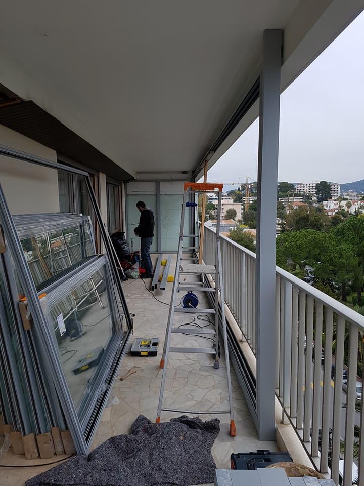 Des menuisiers professionnels pour effectuer la pose de fenêtres dans les Alpes-Maritimes