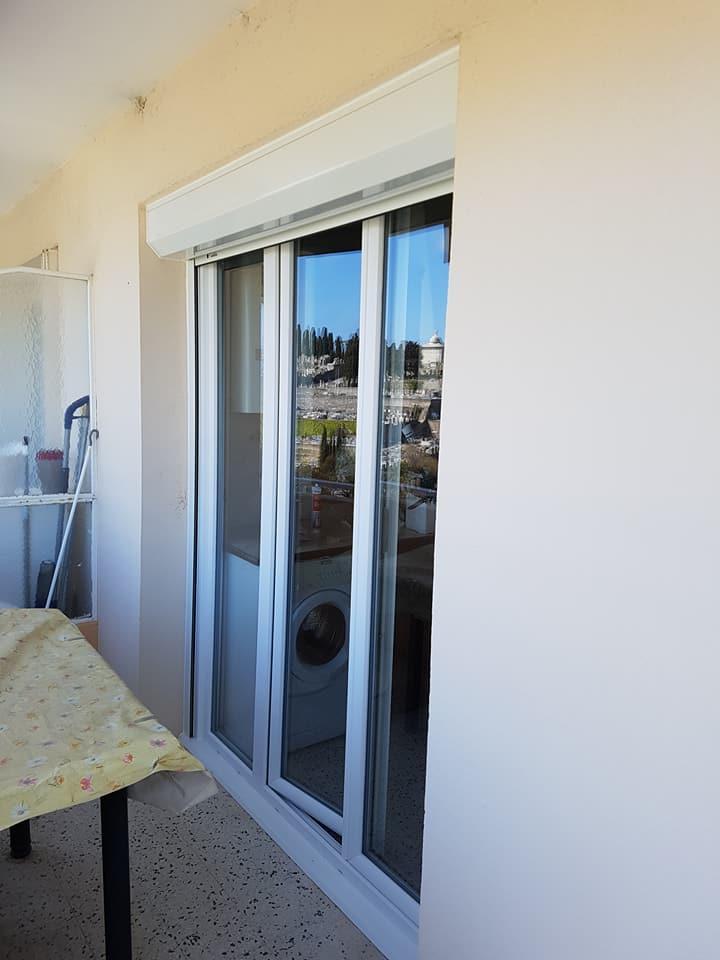 Des professionnels de l’installation de stores intervenant dans les Alpes-Maritimes