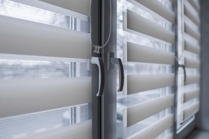 Des professionnels de l’installation de stores intervenant dans les Alpes-Maritimes