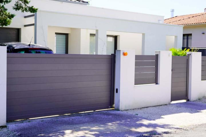 Valorisez votre propriété dans les Alpes-Maritimes en nous choisissant pour l’installation de votre porte de garage