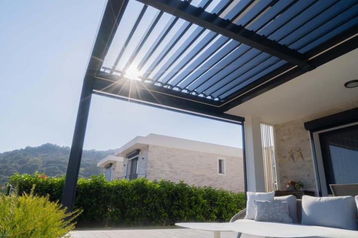 Profitez pleinement de votre jardin grâce à une pergola durable